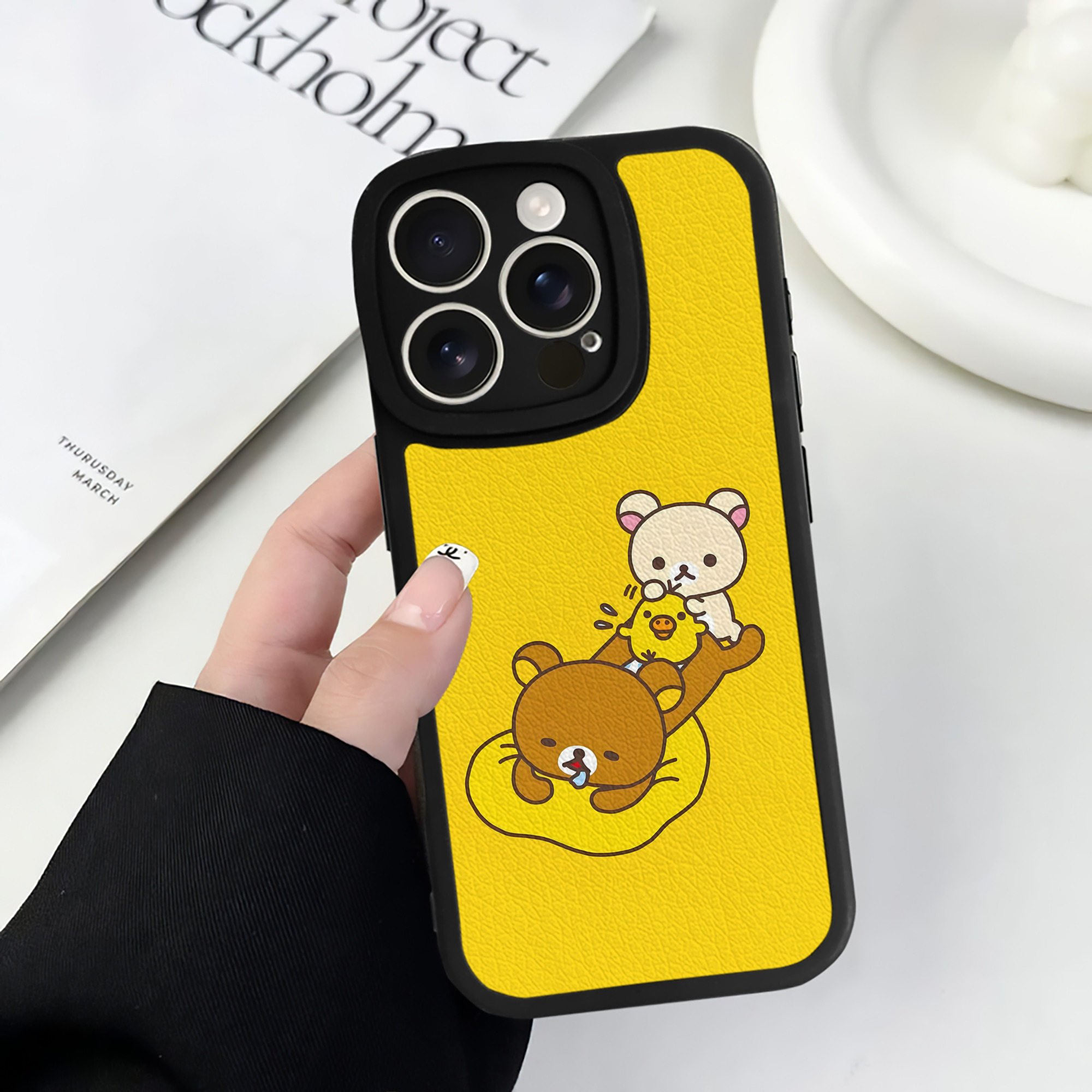 （画像用） リラックマ リラックマ キイロイトリ Rilakkuma Korilakkuma Kiiroitori 【iPhone 16シリーズ対応】シリコンスマホケース（レザー調） 材質：シリコン